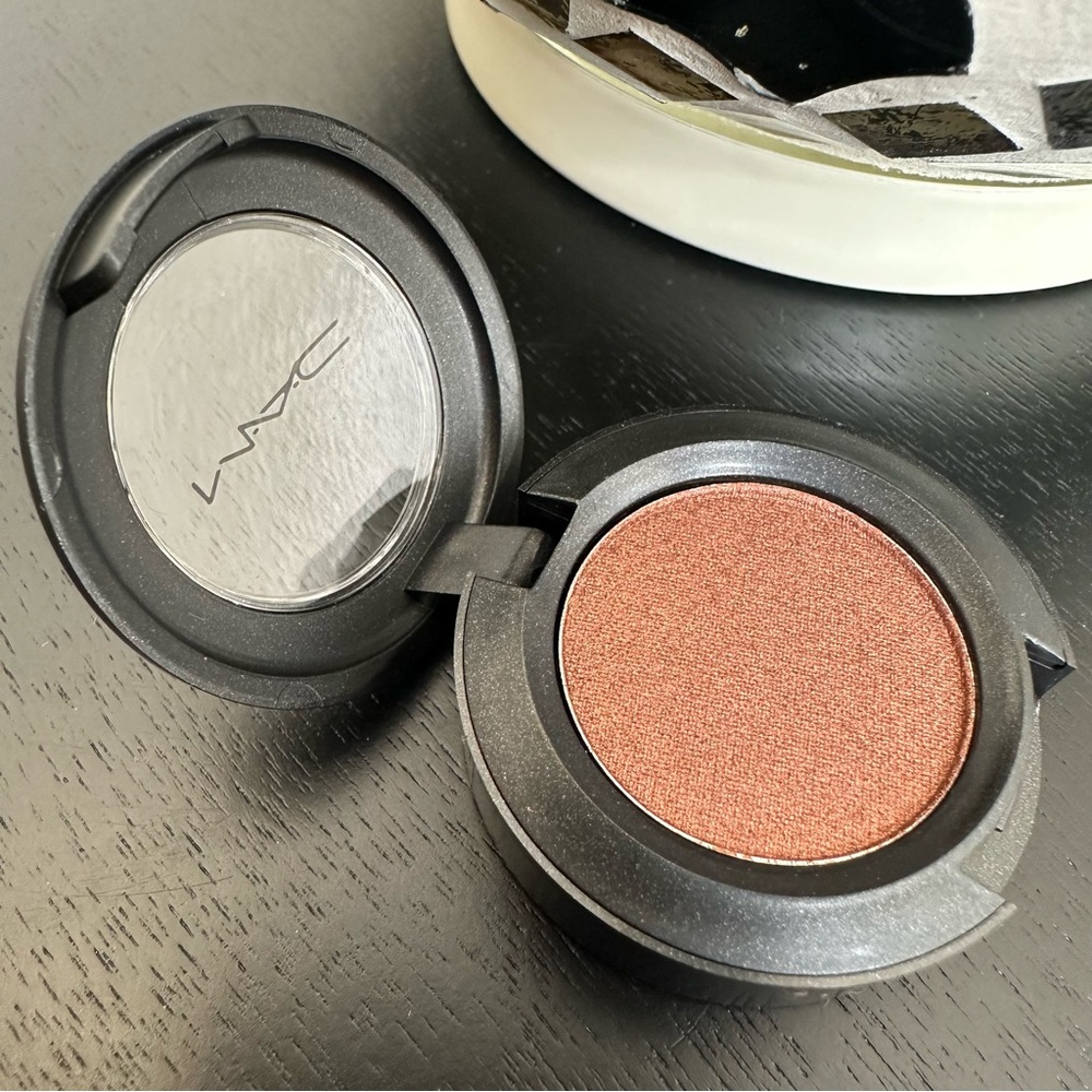 NWOT MAC ANTIQUED Veluxe Pearl Eyeshadow